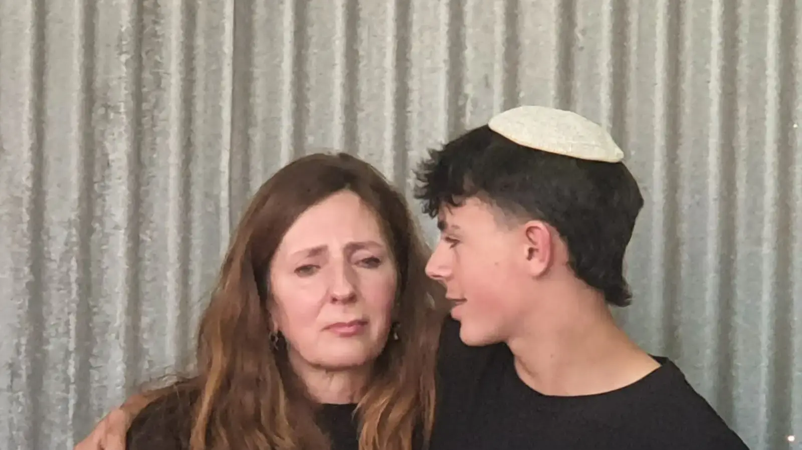 אמא ואחיה של שני לוק בלוויה 19 במאי 2024 אמא ואחיה של שני לוק בלוויה 19 במאי 2024