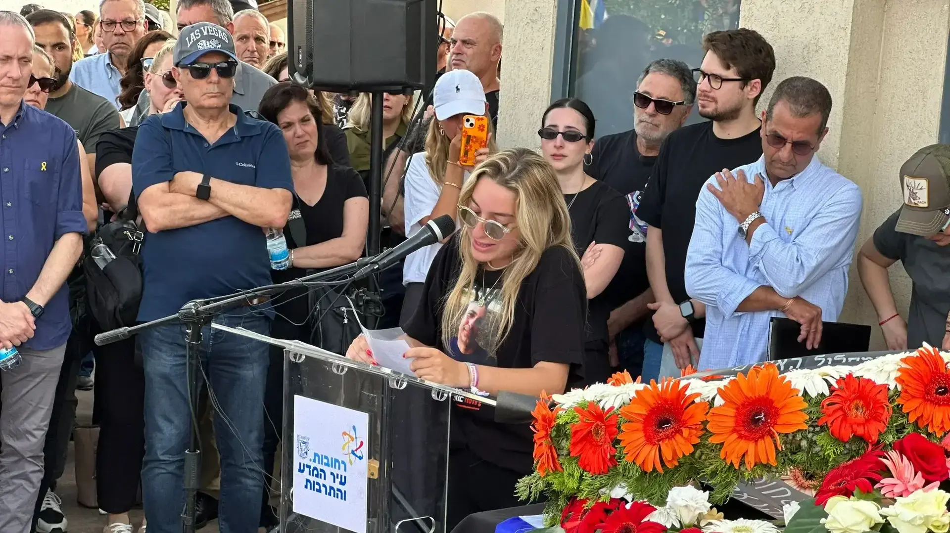 בתו של רון בנימין במהלך הלוויתו, 20 במאי 2024, קיבוץ פלמחים בתו של רון בנימין במהלך הלוויתו, 20 במאי 2024, קיבוץ פלמחים