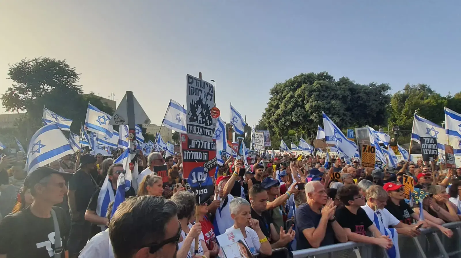 הפגנת ענק מול הכנסת בקריאה לבחירות: ״עוצרים את החורבן״, 20 במאי 2024 הפגנת ענק מול הכנסת בקריאה לבחירות: ״עוצרים את החורבן״, 20 במאי 2024