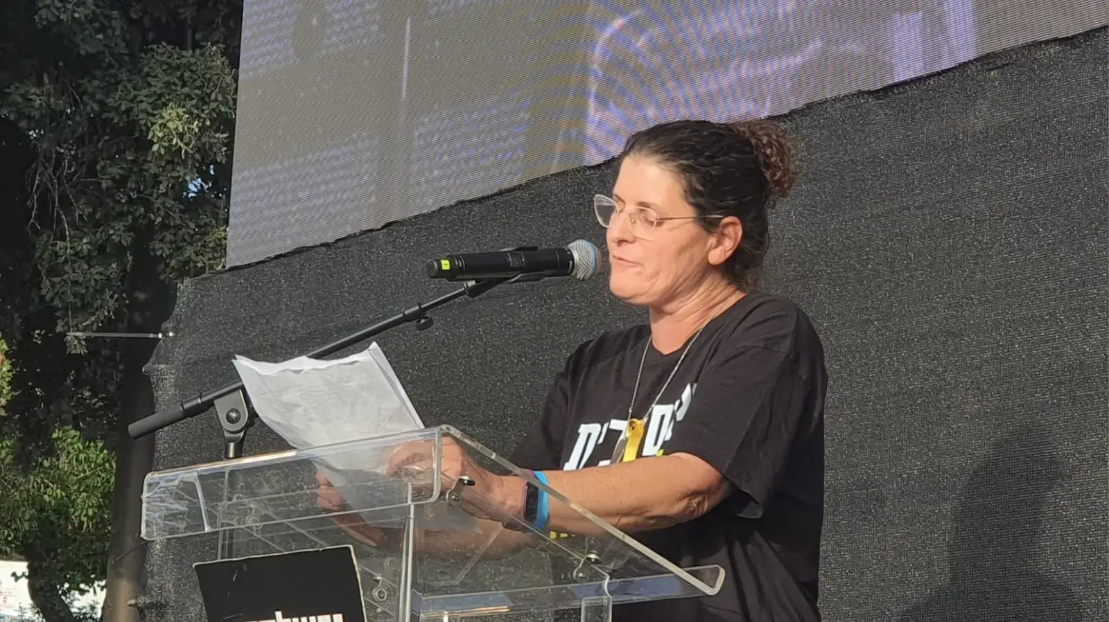 איילה מצגר כלתו של החטוף יורם מצגר בהפגנת ענק מול הכנסת, 20 במאי 2024 איילה מצגר כלתו של החטוף יורם מצגר בהפגנת ענק מול הכנסת, 20 במאי 2024