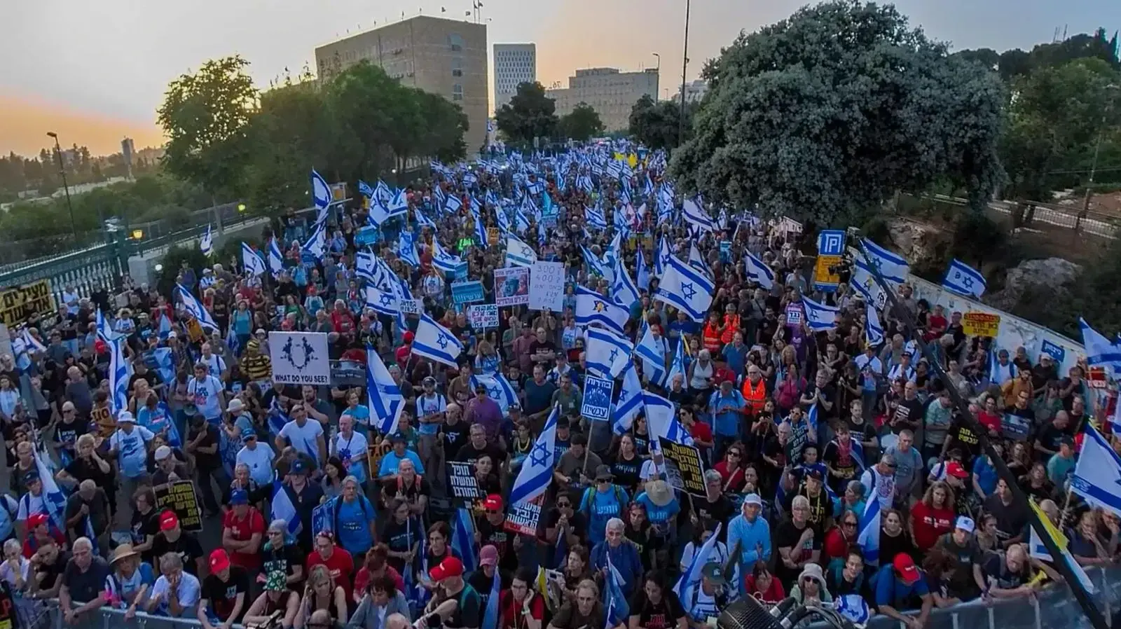מפגינים מול הכנסת בקריאה לבחירות עכשיו מפגינים מול הכנסת בקריאה לבחירות עכשיו