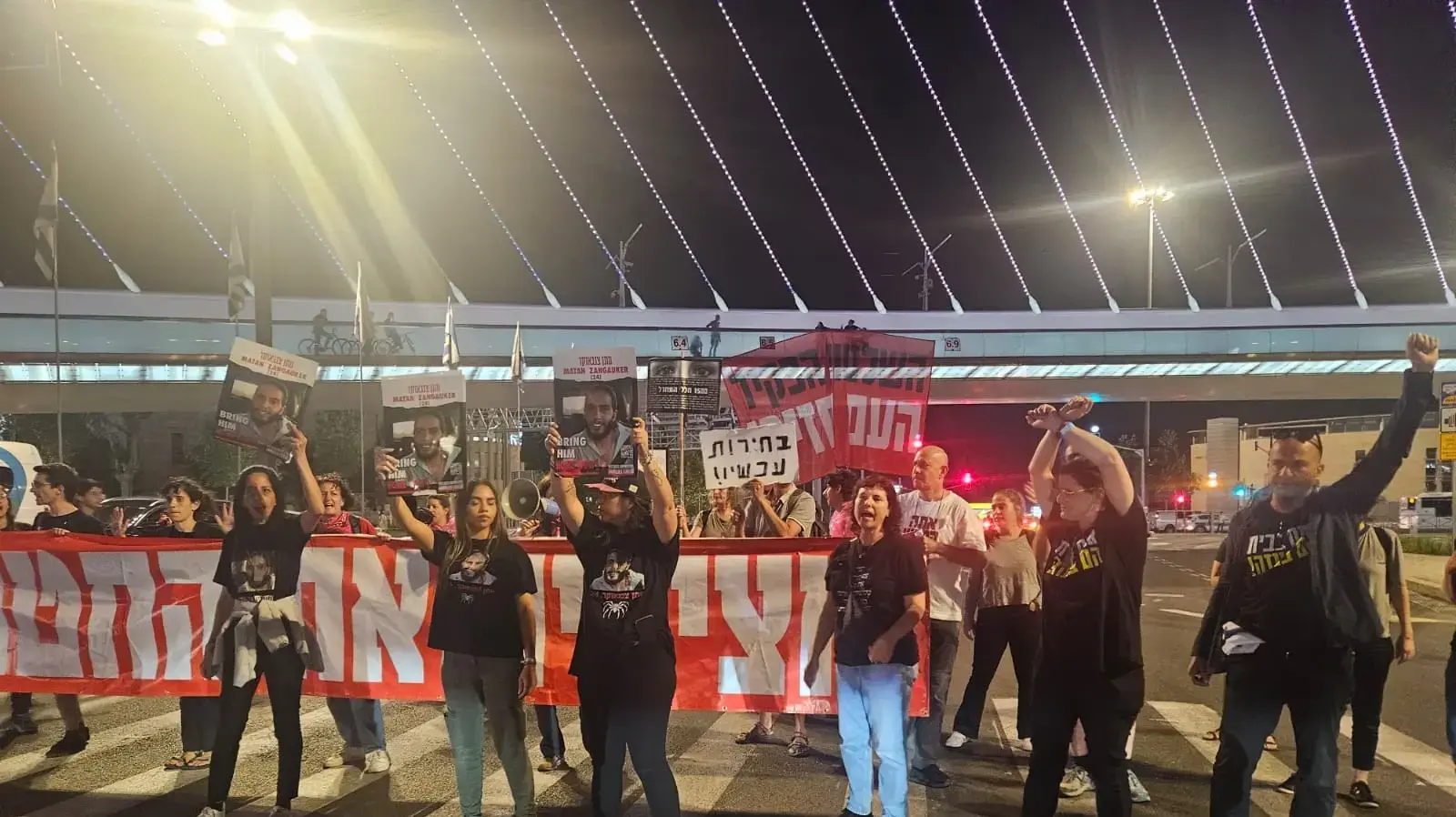 משפחות חטופים חוסמות את היציאה מירושלים בגשר המיתרים משפחות חטופים חוסמות את היציאה מירושלים בגשר המיתרים
