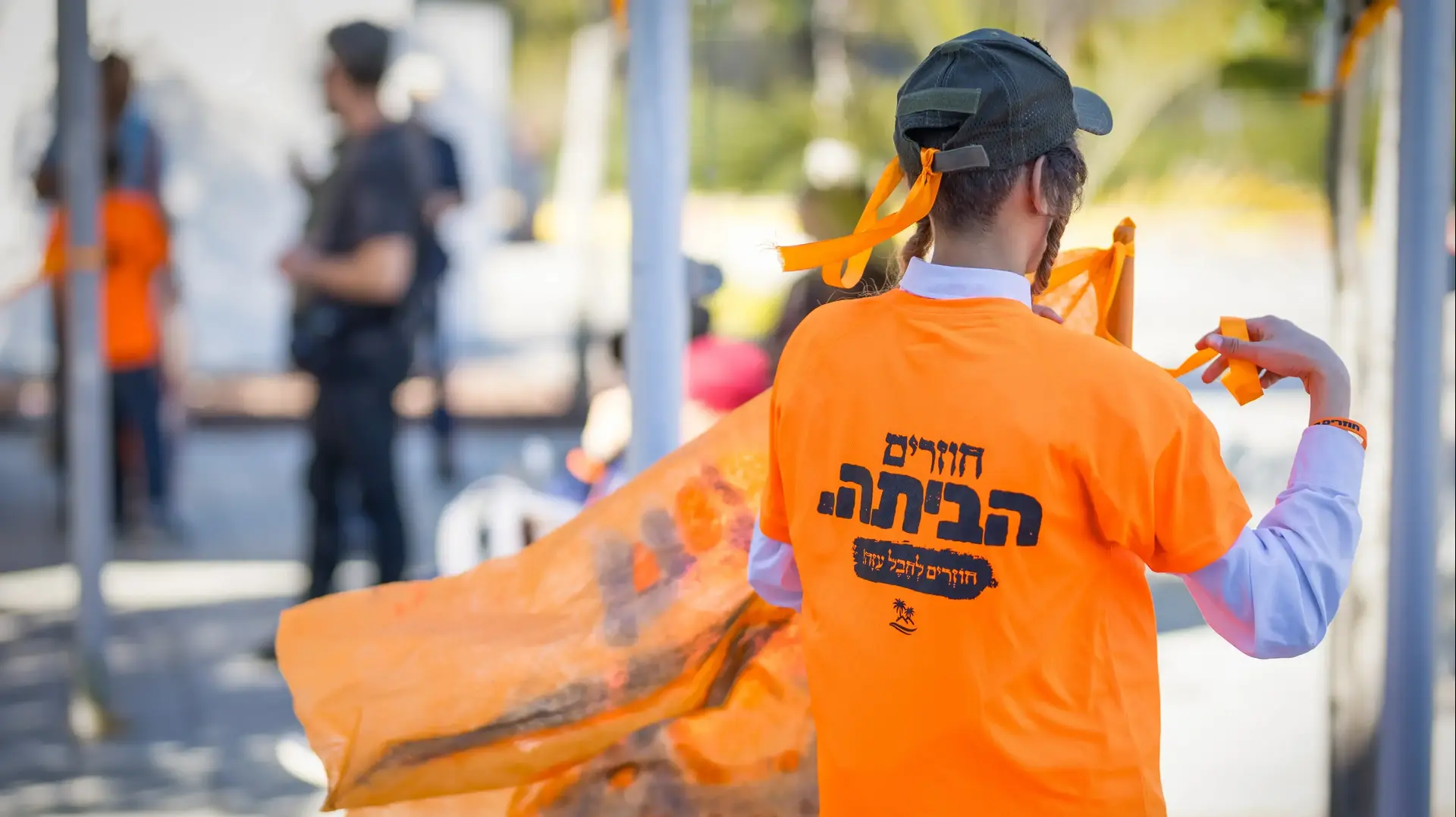 מפגין תומך בחזרת ההתיישבות ברצועת עזה מפגין תומך בחזרת ההתיישבות ברצועת עזה