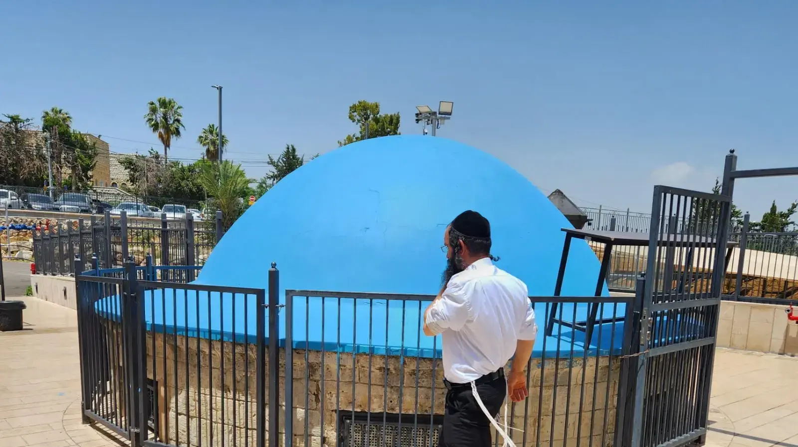 הגג של ציון הקבר ולצידו העמוד שבו תהיה ההדלקה המרכזית שתעשה על ידי חסידות בויאן הגג של ציון הקבר ולצידו העמוד שבו תהיה ההדלקה המרכזית שתעשה על ידי חסידות בויאן