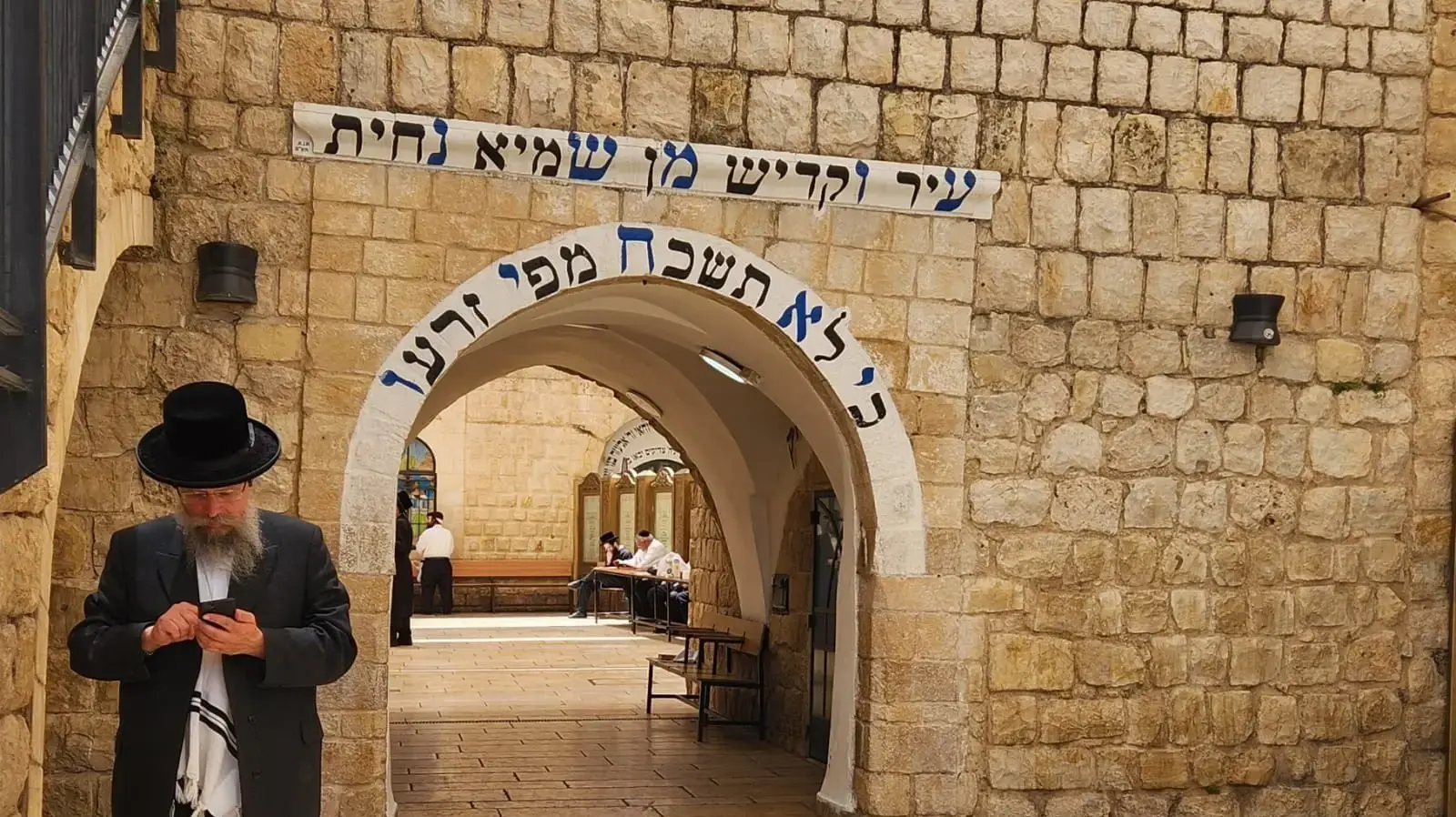 ציון קברו של רבי שמעון בר יוחאי במירון
