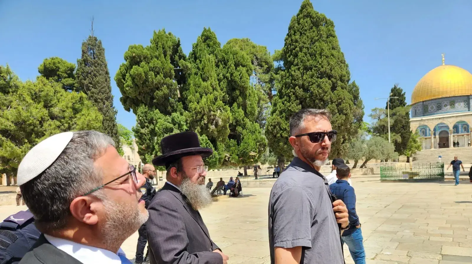 השר לביטחון לאומי, איתמר בן גביר, עולה כעת להר הבית.
השר לביטחון לאומי, איתמר בן גביר, עולה כעת להר הבית.