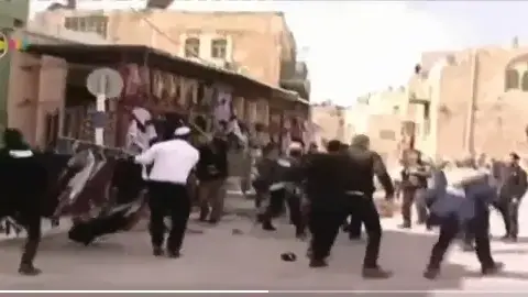 איתמר בן גביל מפיל דוכן בנאומו. איתמר בן גביל מפיל דוכן בנאומו.