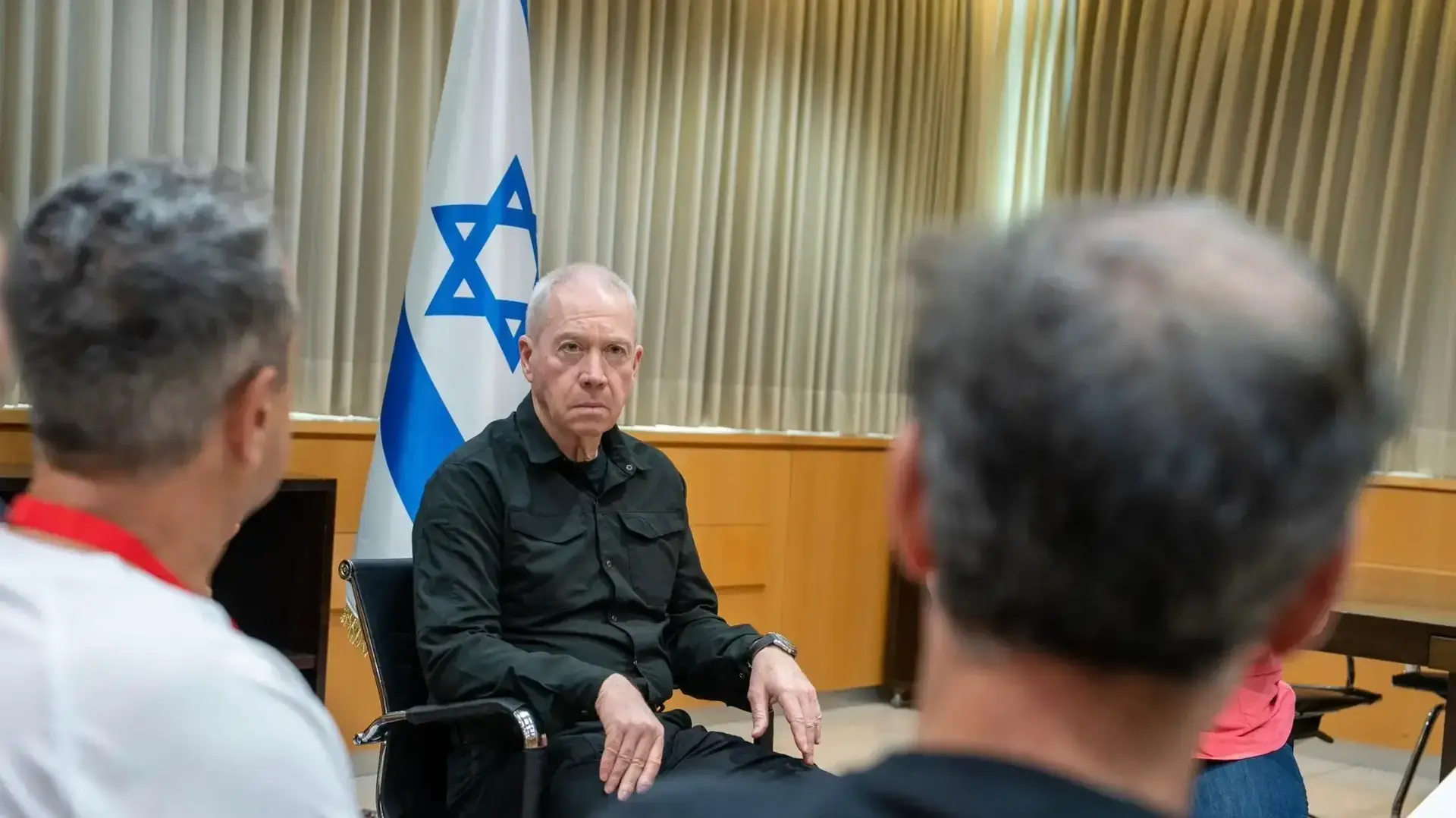 פגישת שר הביטחון יואב גלנט עם נציגי משפחות החטופים 22 במאי 2024 פגישת שר הביטחון יואב גלנט עם נציגי משפחות החטופים 22 במאי 2024