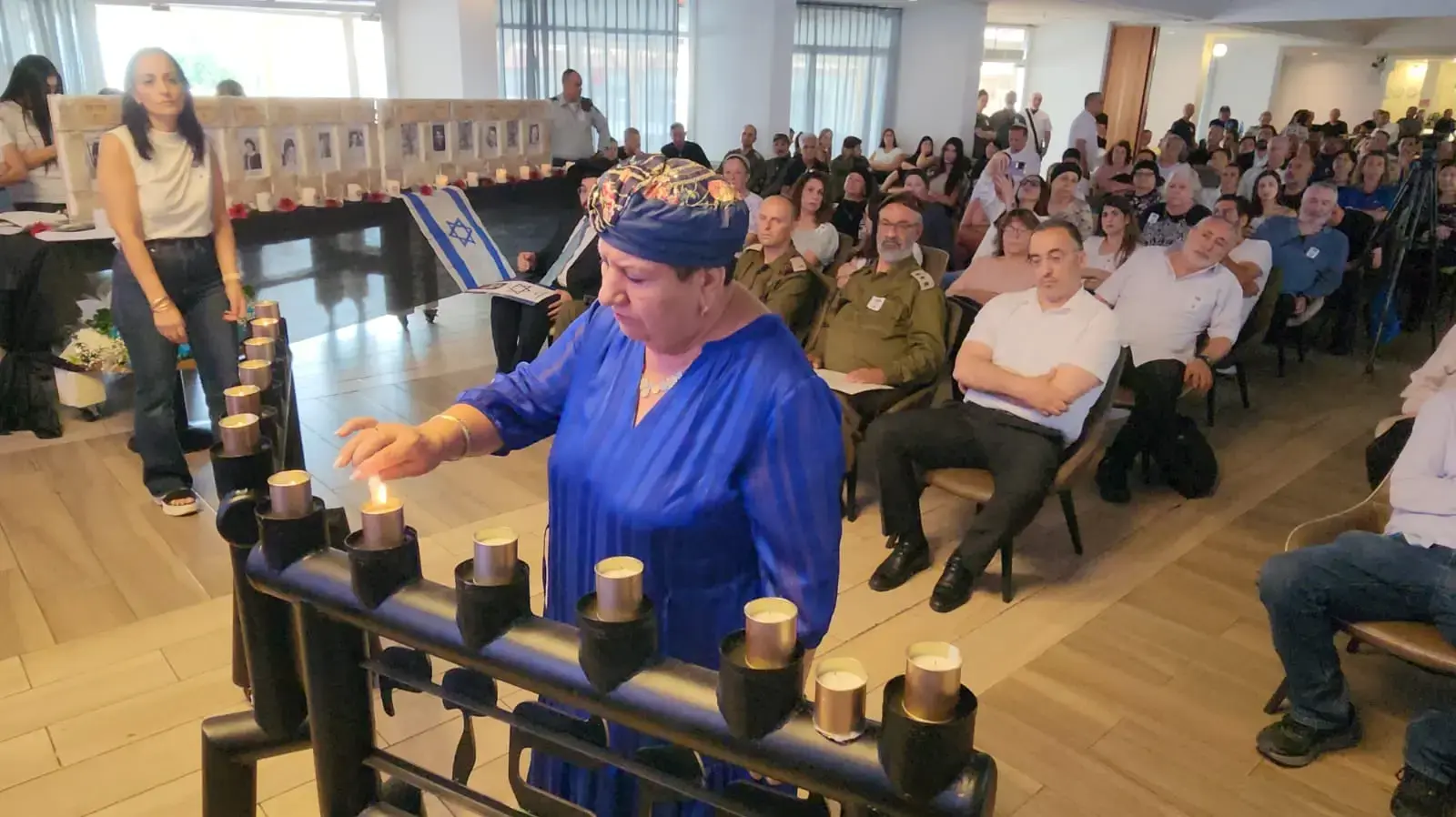 סימה פרץ, אחותה של עליזה פרץ, מדליקה נר לזכרה סימה פרץ, אחותה של עליזה פרץ, מדליקה נר לזכרה