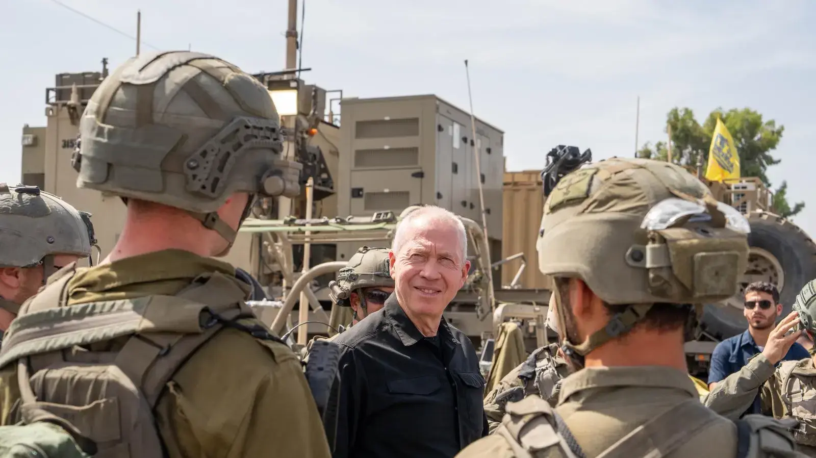 שר הביטחון גלנט ללוחמים שפועלים בג׳באליה: ״אתם עושים את תפקידכם לחיסול החמאס - התפקיד שלנו הוא לפרק את שלטונו״ שר הביטחון גלנט ללוחמים שפועלים בג׳באליה: ״אתם עושים את תפקידכם לחיסול החמאס - התפקיד שלנו הוא לפרק את שלטונו״
