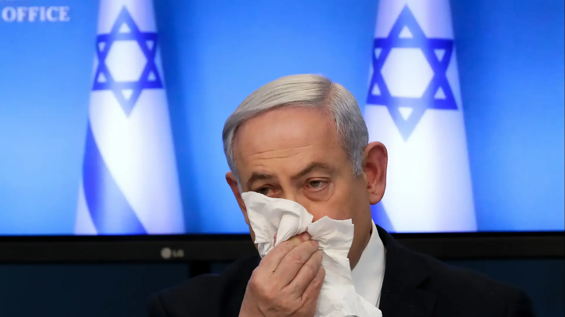 בנימין נתניהו מקנח את אפו, 11 במרץ 2020 בנימין נתניהו מקנח את אפו, 11 במרץ 2020