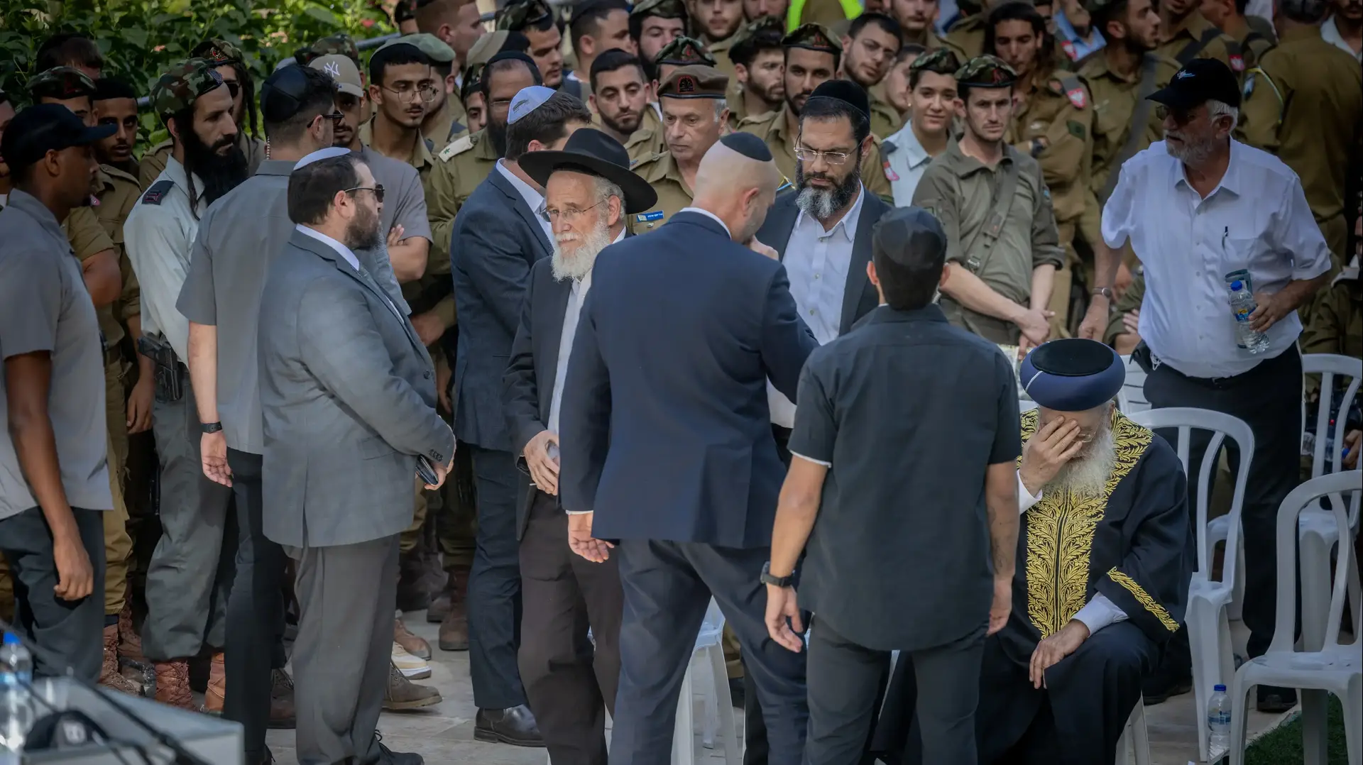 הרב הראשי לישראל מסרב ללחוץ את ידו של יו״ר הכנסת אמיר אוחנה בשל נטייתו המינית 24 במאי 2024