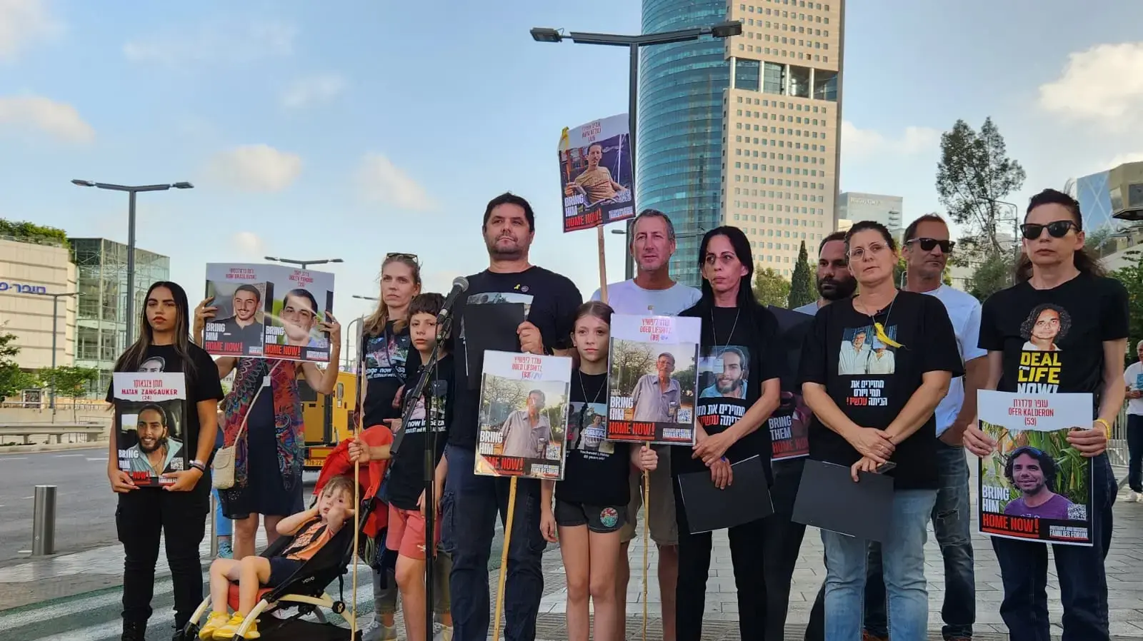 הצהרת בני משפחות החטופים מול שער בגין בתל אביב הצהרת בני משפחות החטופים מול שער בגין בתל אביב