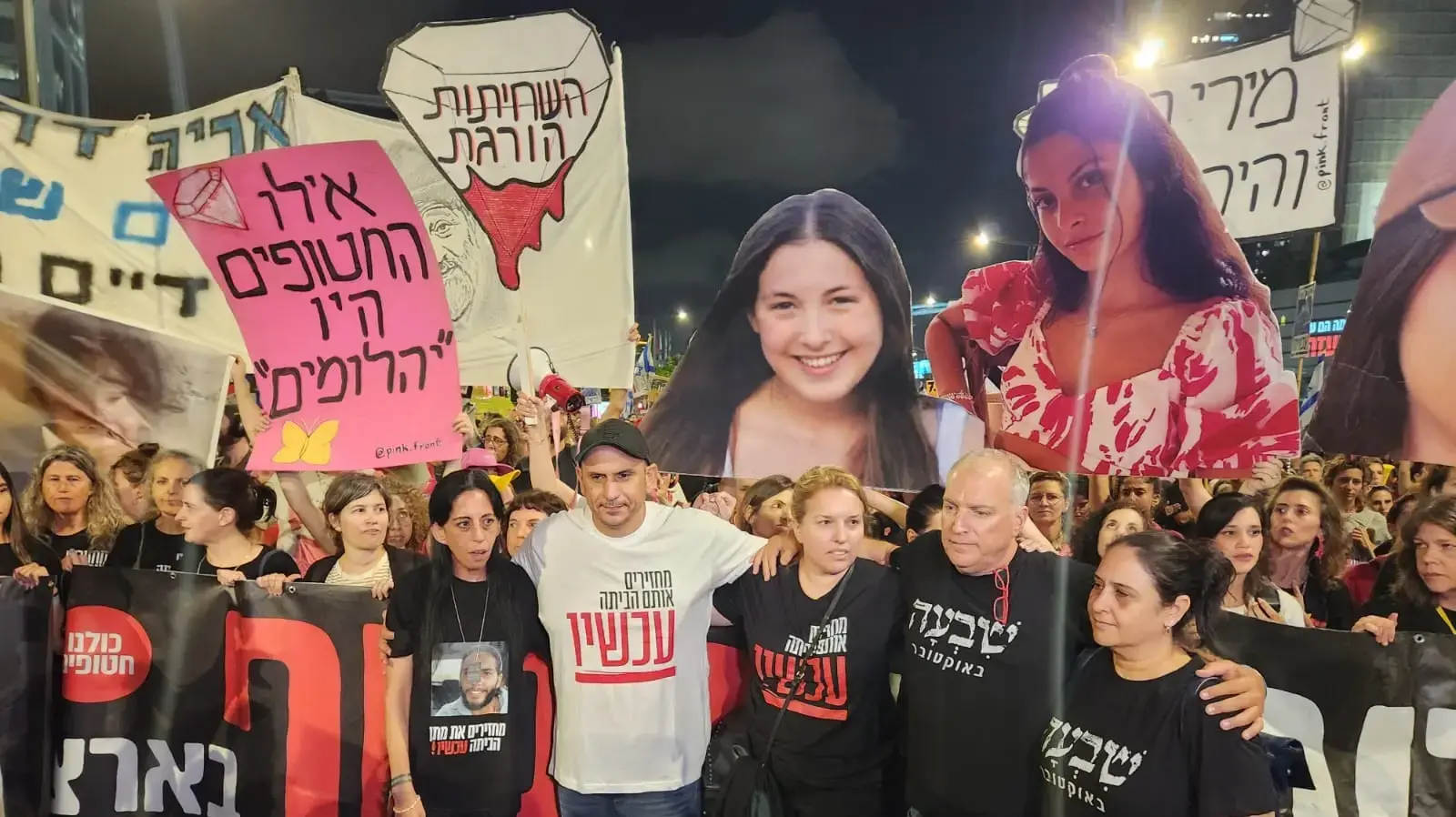 עינב צנגאוקר עם הוריה של נעה מרציאנו ושל רוני אשל בראש הצעדה והפגנת משפחות החטופים למען השבת החטופים 25 במאי 2024 עינב צנגאוקר עם הוריה של נעה מרציאנו ושל רוני אשל בראש הצעדה והפגנת משפחות החטופים למען השבת החטופים 25 במאי 2024