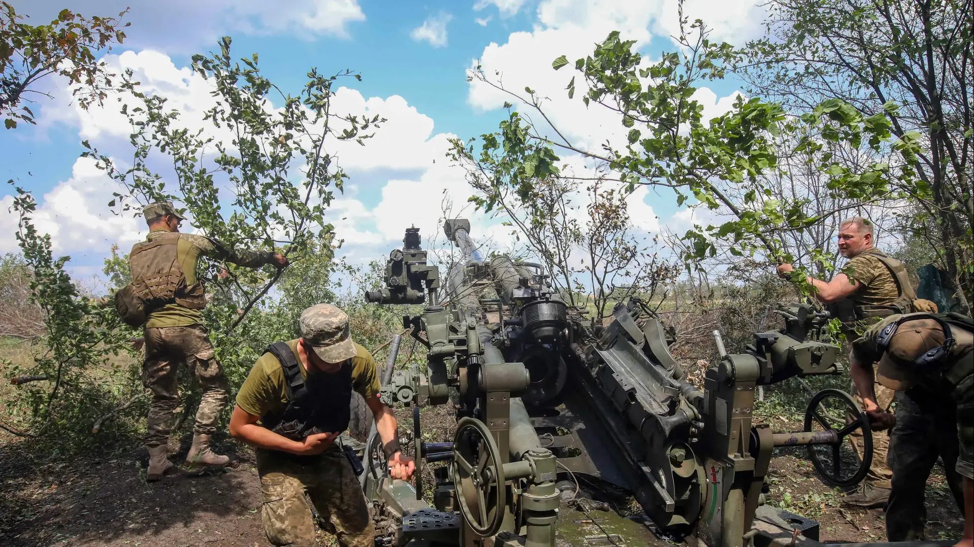 חיילים מצבא אוקראינה יורים בתותחי הוביצר M777 חיילים מצבא אוקראינה יורים בתותחי הוביצר M777