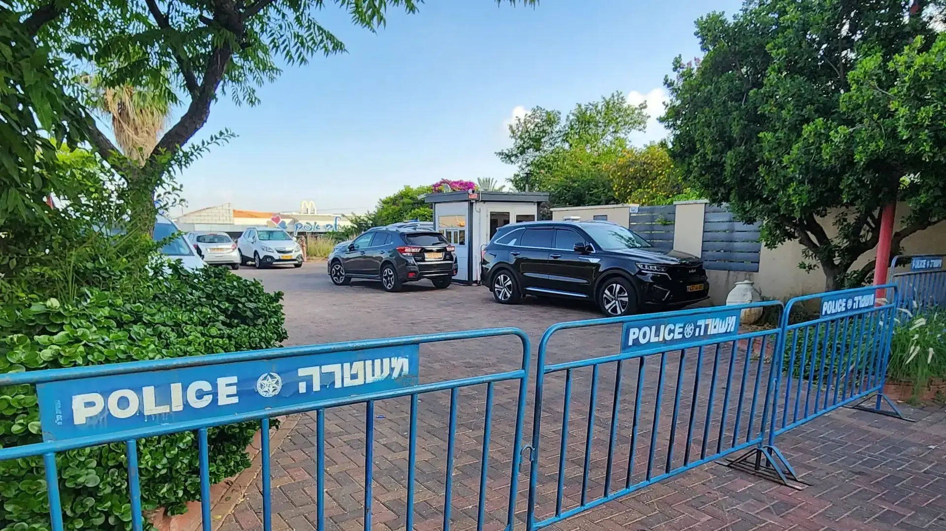 מחסום וניידת משטרה ליד ביתה של מירי רגב, ראש העין, 26 במאי 2024 מחסום וניידת משטרה ליד ביתה של מירי רגב, ראש העין, 26 במאי 2024