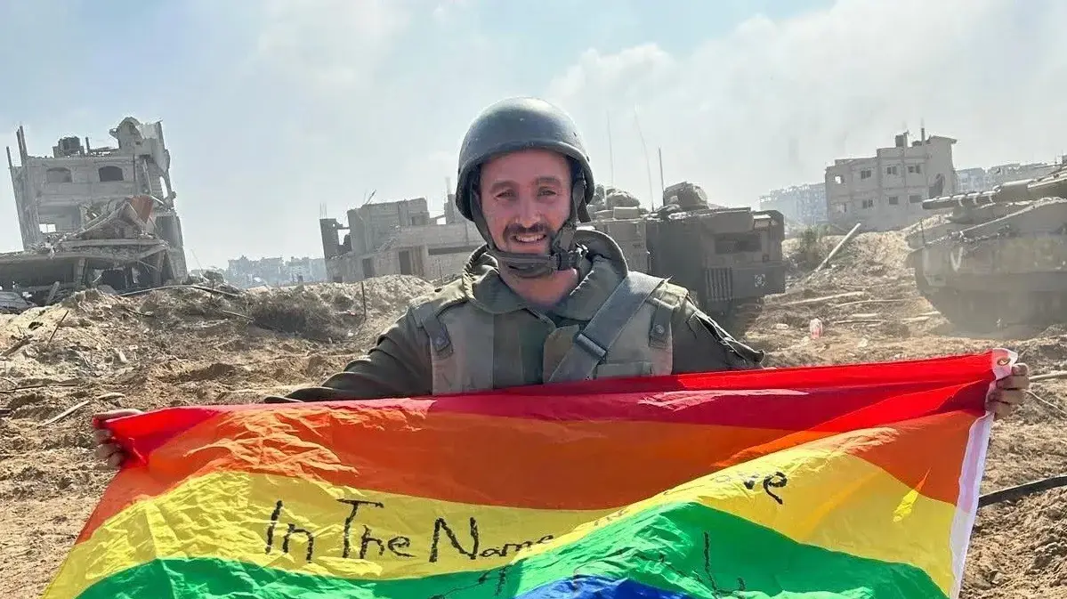 יואב עצמוני עם דגל הגאווה ברצועת עזה
