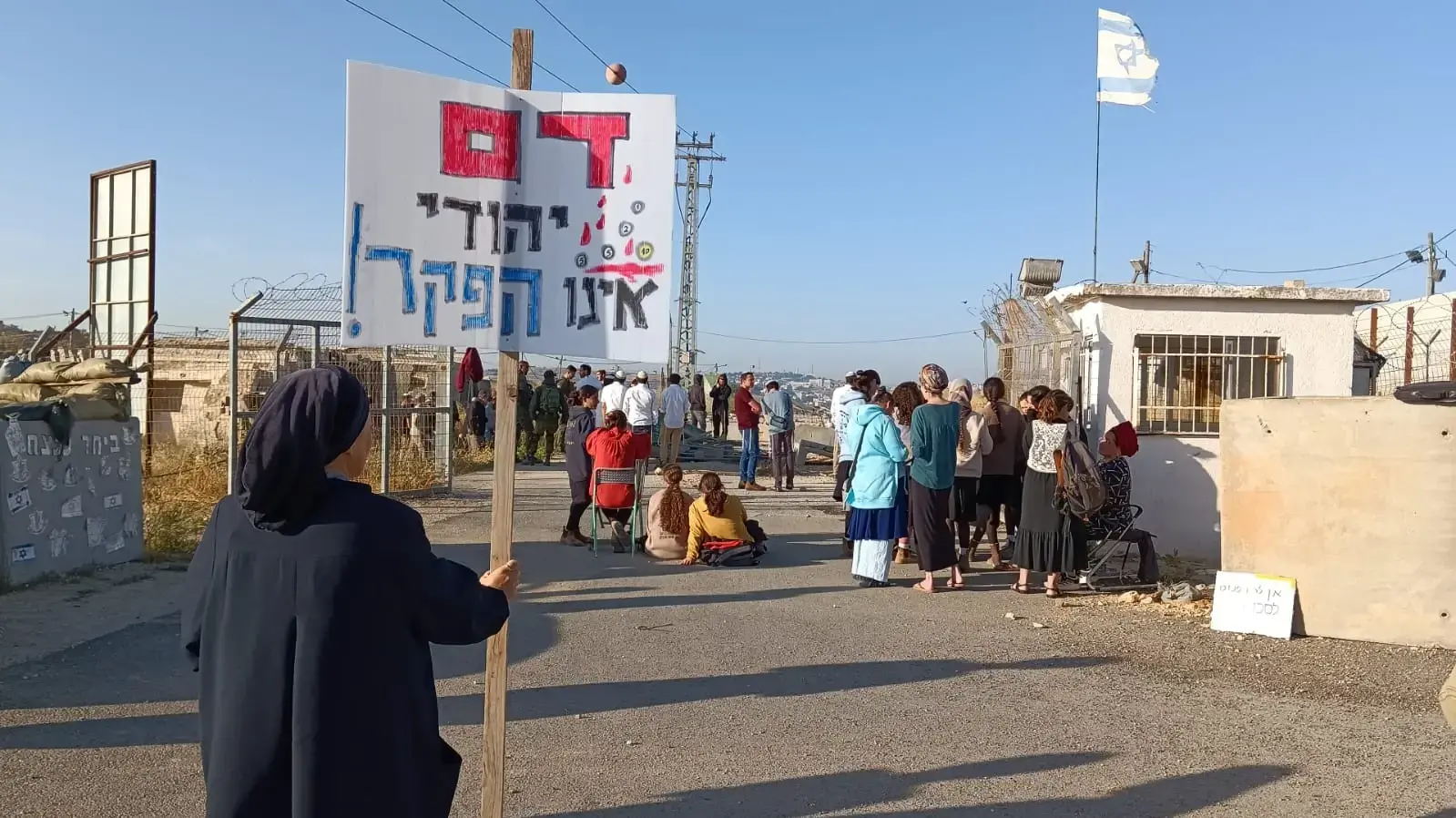 תושבים מפגינים ומונעים כניסת פועלים פלסטינים לישוב בית אל בבנימין. (26.5.24)