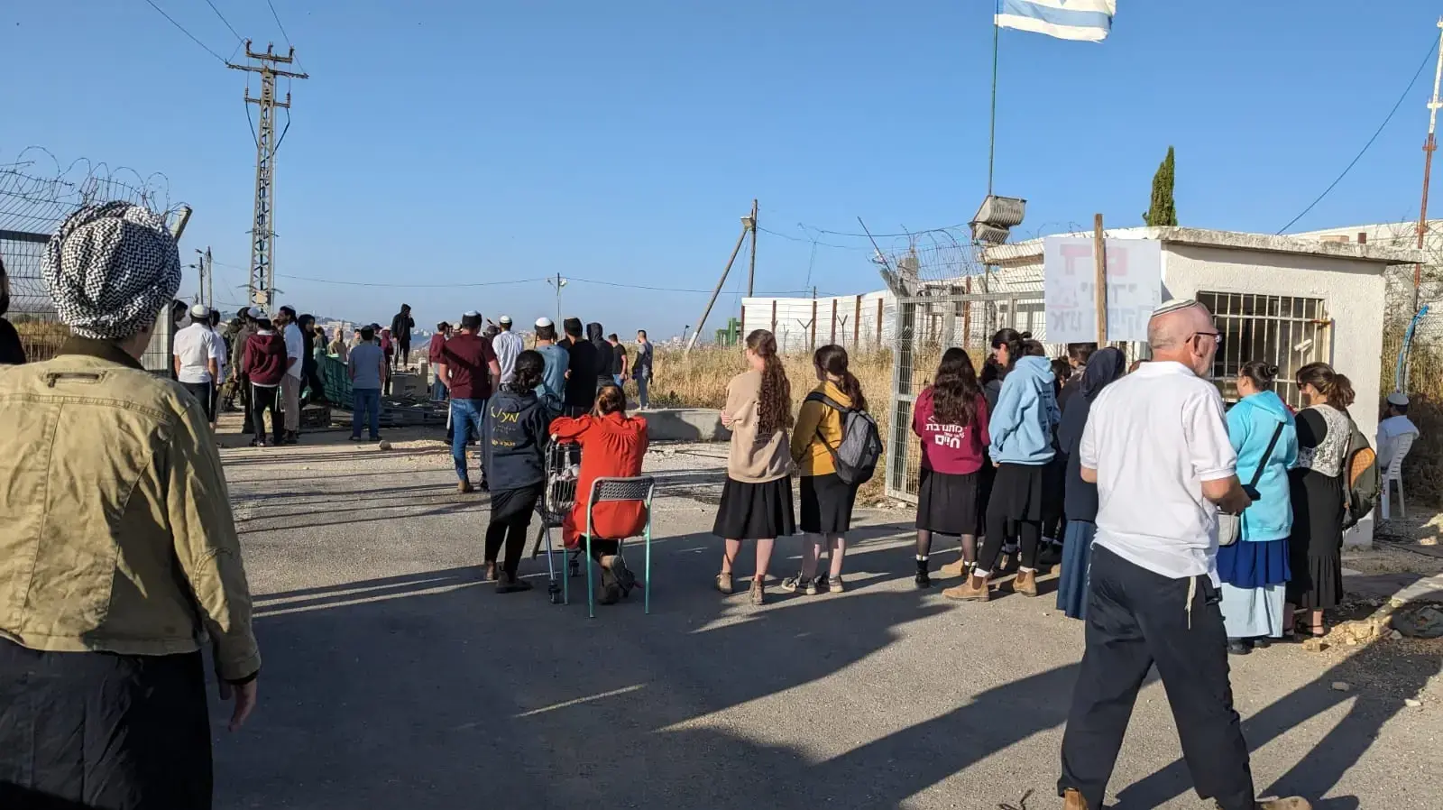 תושבים מפגינים ומונעים כניסת פועלים פלסטינים לישוב בית אל בבנימין. (26.5.24) תושבים מפגינים ומונעים כניסת פועלים פלסטינים לישוב בית אל בבנימין. (26.5.24)