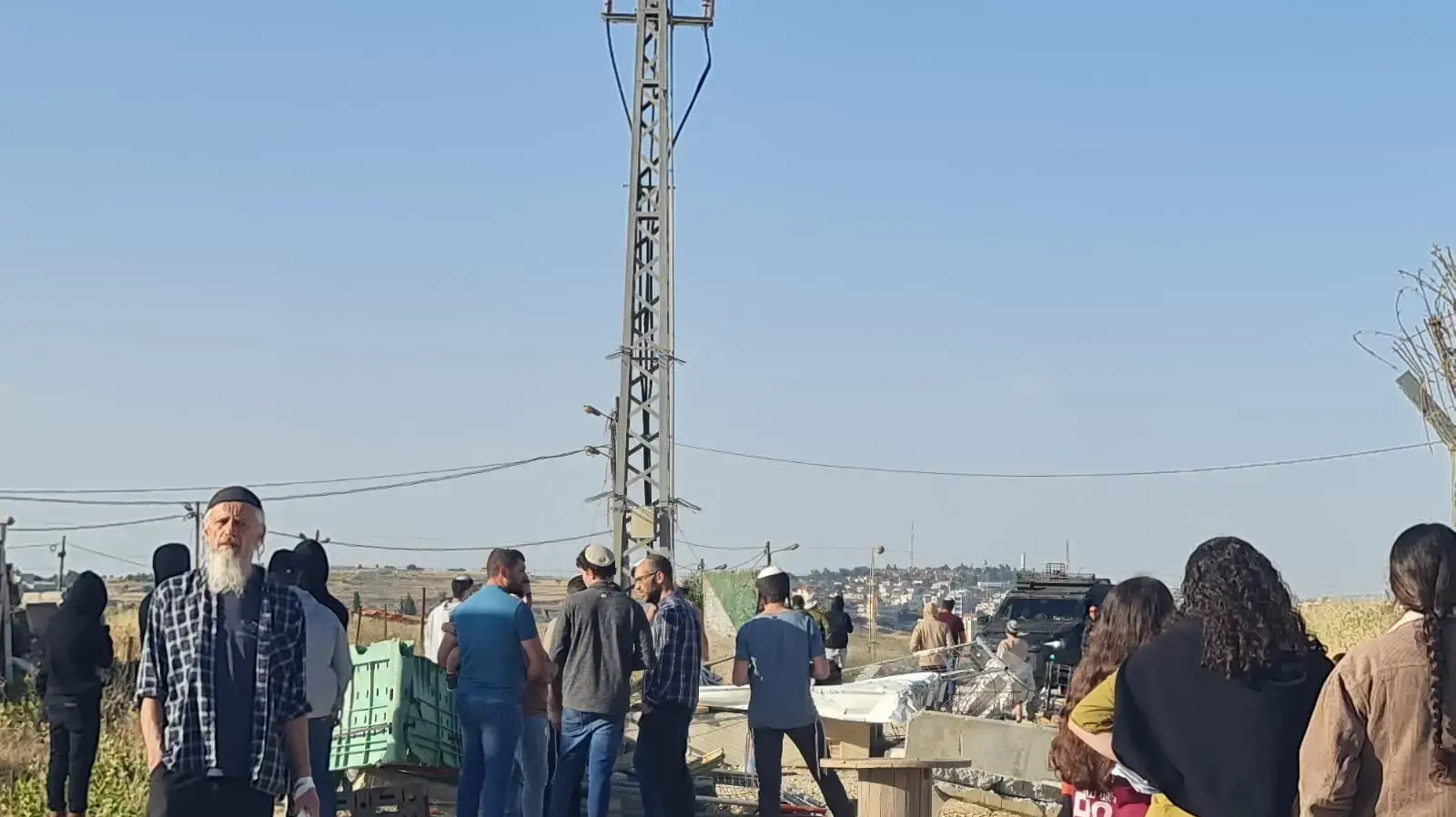 תושבים מפגינים ומונעים כניסת פועלים פלסטינים לישוב בית אל בבנימין. (26.5.24) תושבים מפגינים ומונעים כניסת פועלים פלסטינים לישוב בית אל בבנימין. (26.5.24)