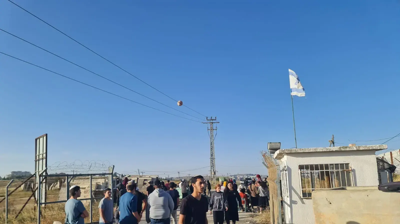 תושבים מפגינים ומונעים כניסת פועלים פלסטינים לישוב בית אל בבנימין. (26.5.24) תושבים מפגינים ומונעים כניסת פועלים פלסטינים לישוב בית אל בבנימין. (26.5.24)