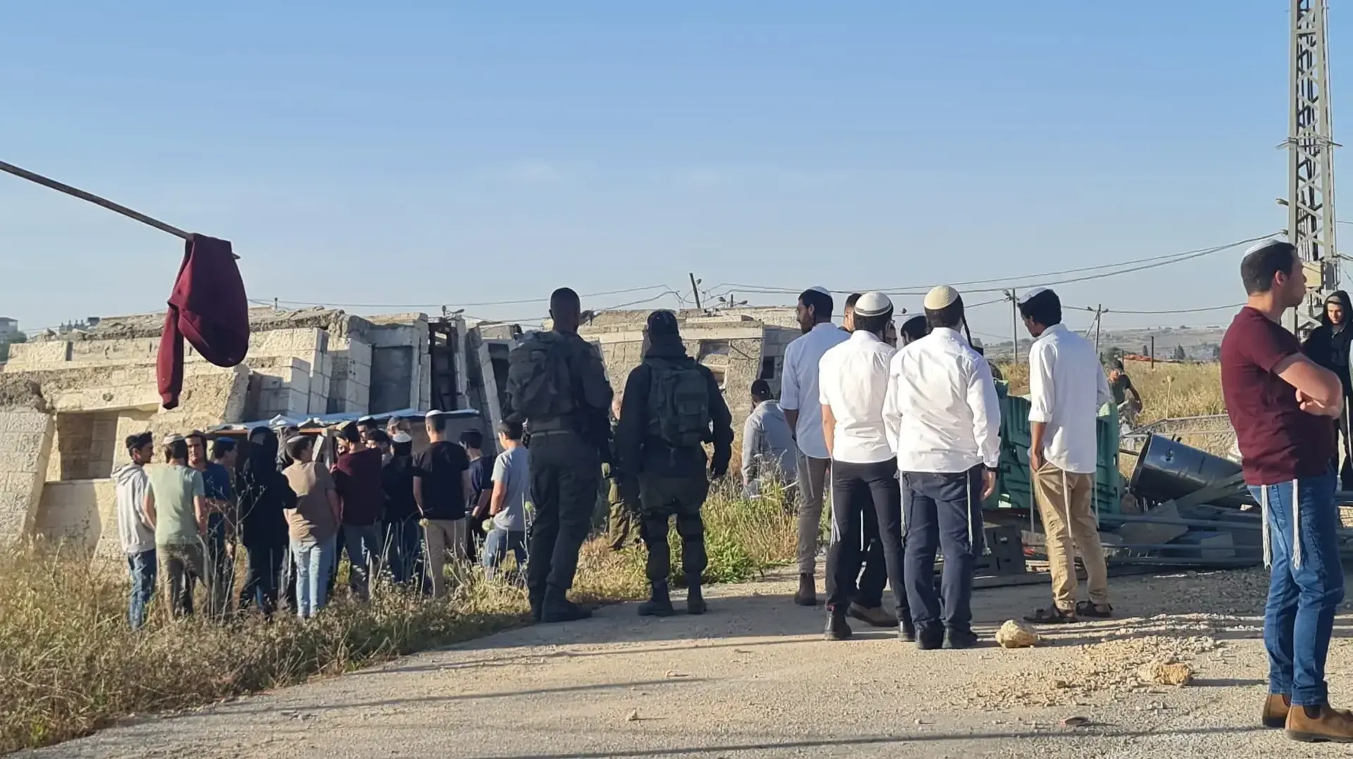 תושבים מפגינים ומונעים כניסת פועלים פלסטינים לישוב בית אל בבנימין. (26.5.24) תושבים מפגינים ומונעים כניסת פועלים פלסטינים לישוב בית אל בבנימין. (26.5.24)