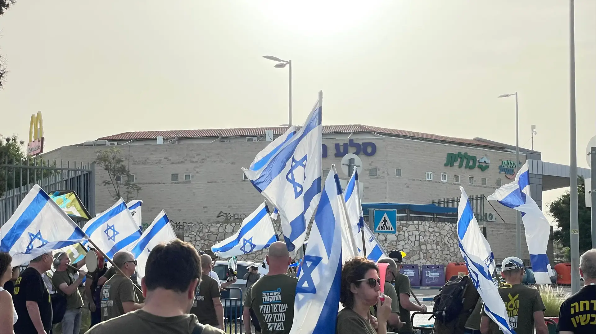 פעילי אחים לנשק הפגינו מחוץ לביתה של מירי רגב, ראש העין, 27 במאי 2024 פעילי אחים לנשק הפגינו מחוץ לביתה של מירי רגב, ראש העין, 27 במאי 2024
