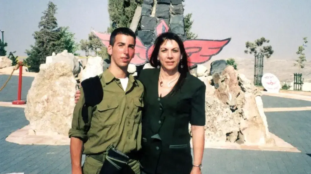 אורה לפר מינץ עם בנה רז מינץ אורה לפר מינץ עם בנה רז מינץ