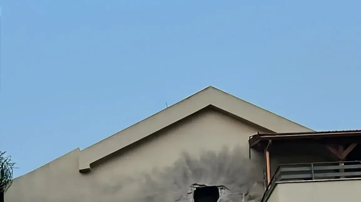 בית השכנים של משפחת סולימני שנפגע אתמול. בית השכנים של משפחת סולימני שנפגע אתמול.