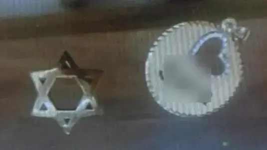 
תליוני הזהב שנגנבו מהקשישה