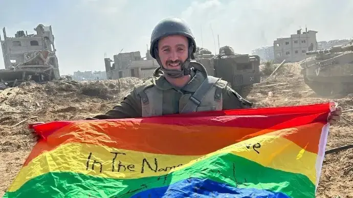 יואב עצמוני עם דגל הגאווה ברצועת עזה יואב עצמוני עם דגל הגאווה ברצועת עזה