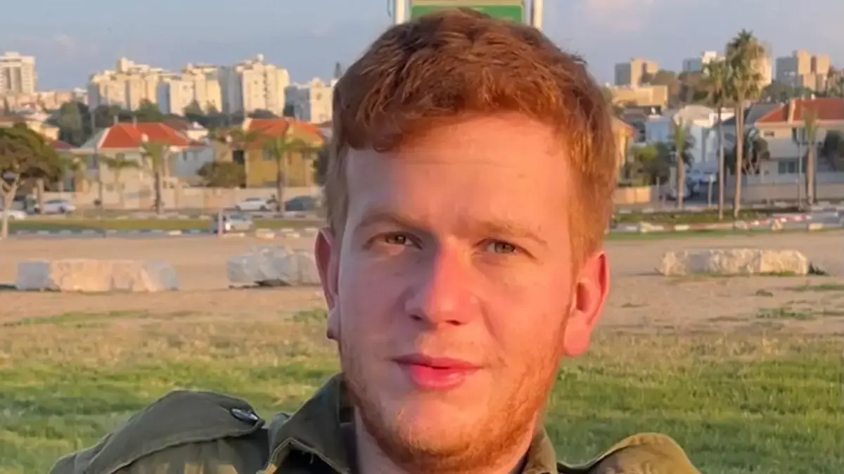 סמ"ר עידו אפל, מצופר, לוחם בגדוד 50, חטיבת הנח"ל, נפל בקרב בדרום רצועת עזה, בן 21 בנופלו.
סמ"ר עידו אפל, מצופר, לוחם בגדוד 50, חטיבת הנח"ל, נפל בקרב בדרום רצועת עזה, בן 21 בנופלו.