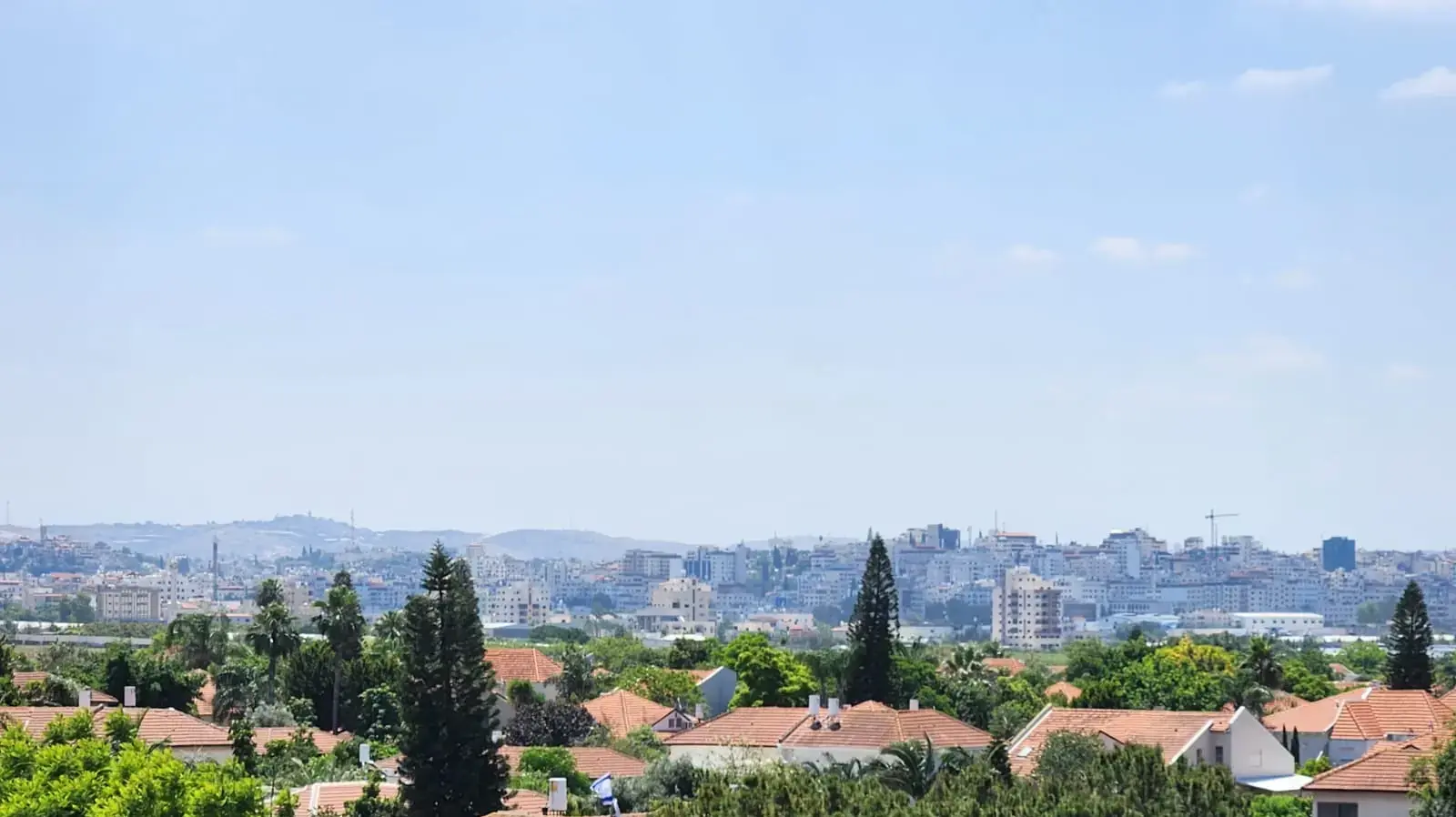 היישוב בת חפר שברקע העיר טול כרם במרחק 800 מטר 29 במאי 2024 היישוב בת חפר שברקע העיר טול כרם במרחק 800 מטר 29 במאי 2024