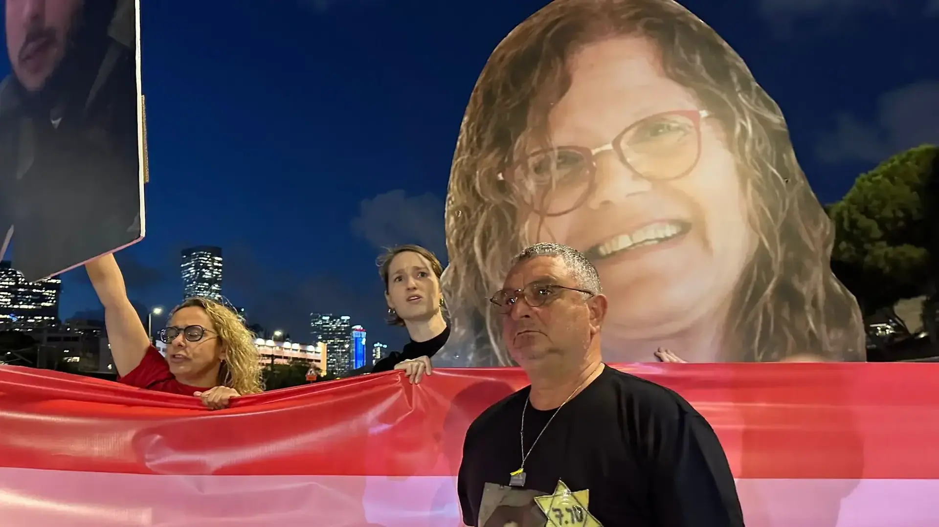 עשרות משפחות חטופים ומפגינים למען שחרורם חוסמים את איילון צפון סמוך ללה גוארדיה עשרות משפחות חטופים ומפגינים למען שחרורם חוסמים את איילון צפון סמוך ללה גוארדיה