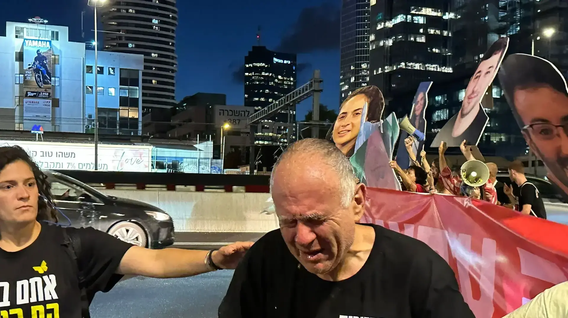 אופנוע חולף ריסס גז פלפל לעבר המפגינים, אחד נפגע בעינו.29 במאי 2024 אופנוע חולף ריסס גז פלפל לעבר המפגינים, אחד נפגע בעינו.29 במאי 2024