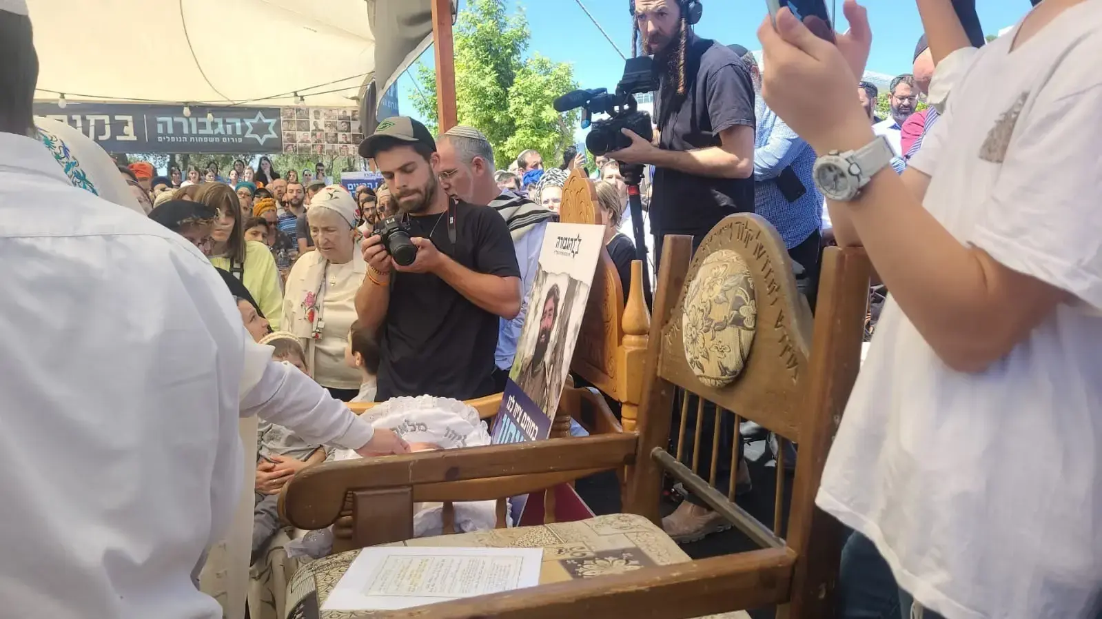 מרגש: ברית לבנו של הרב נערן אשחר במאהל הגבורה מרגש: ברית לבנו של הרב נערן אשחר במאהל הגבורה