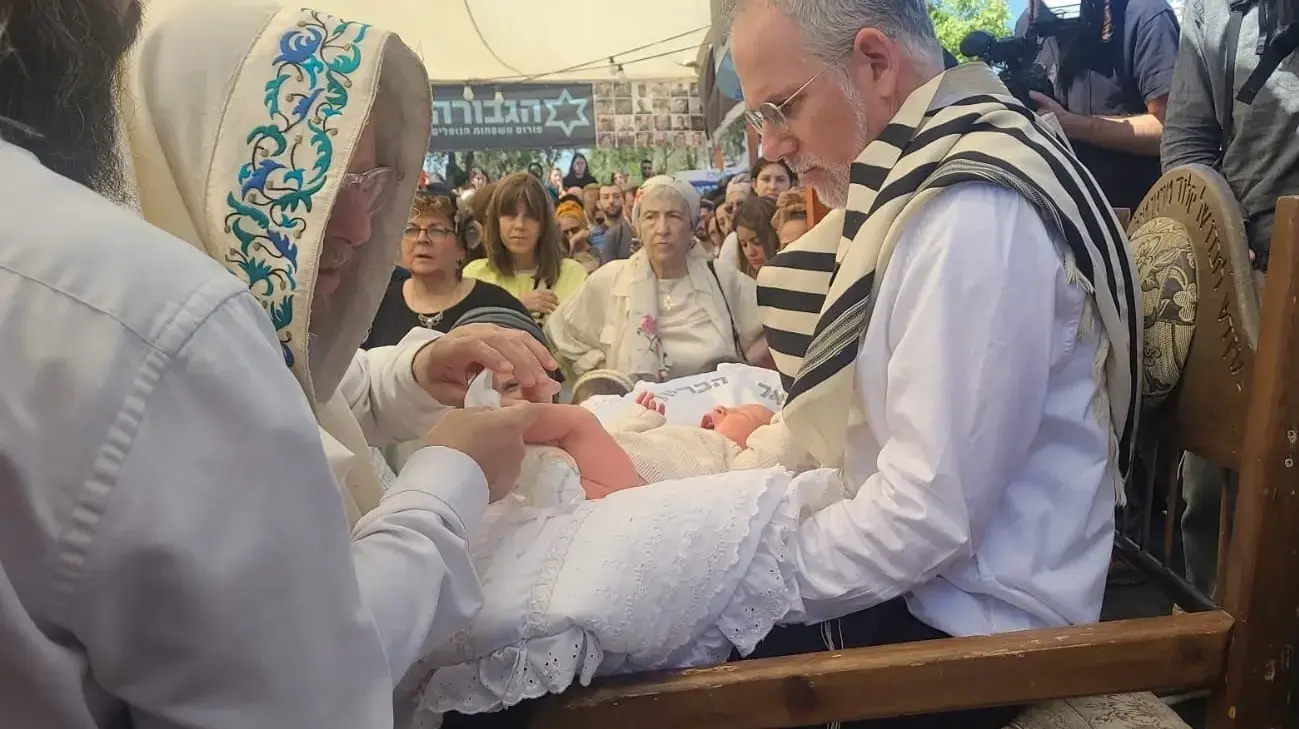 מרגש: ברית לבנו של הרב נערן אשחר במאהל הגבורה