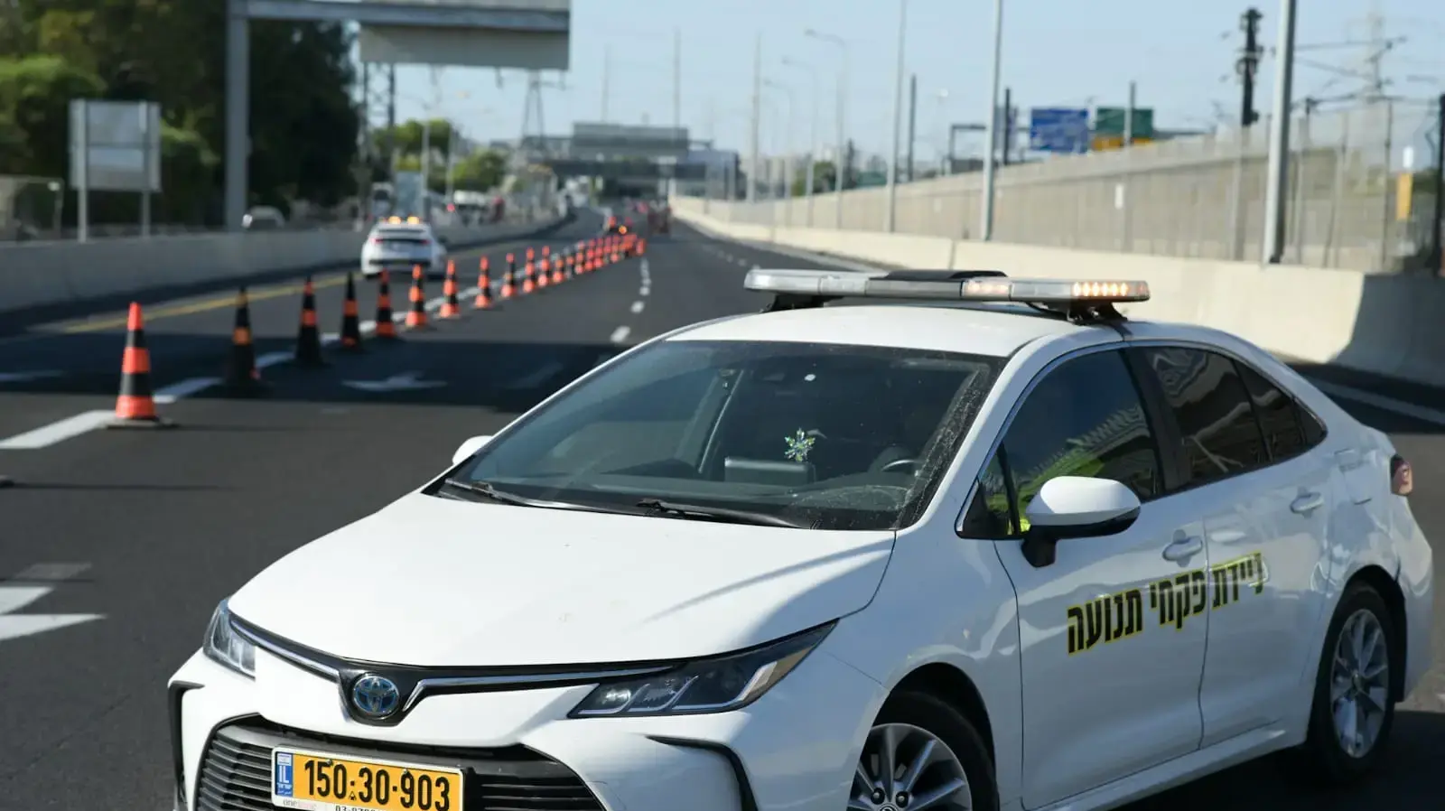 ניידת פקחי תנועה, חסימת כביש בשל עבודות להקמת גשר האלף, מחלף משה דיין, נתיבי איילון דרום,30 במאי 2024