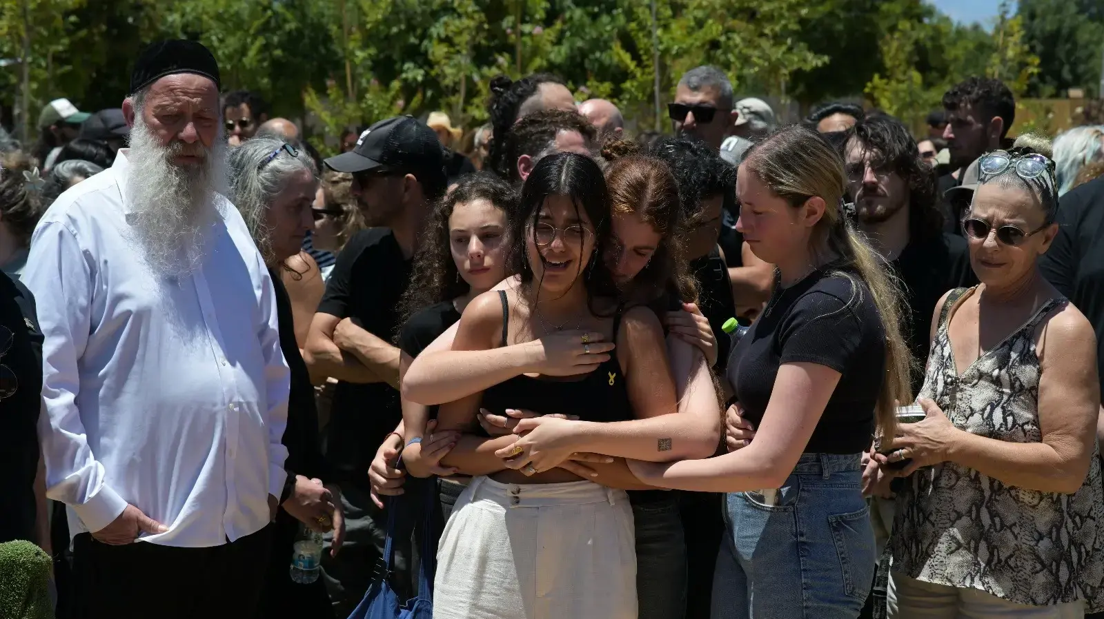 הלוויתו של המוזיקאי, הזמר והשחקן דן תורן, בבית העלמין מנוחה נכונה בכפר סבא, 31 במאי 2024 הלוויתו של המוזיקאי, הזמר והשחקן דן תורן, בבית העלמין מנוחה נכונה בכפר סבא, 31 במאי 2024
