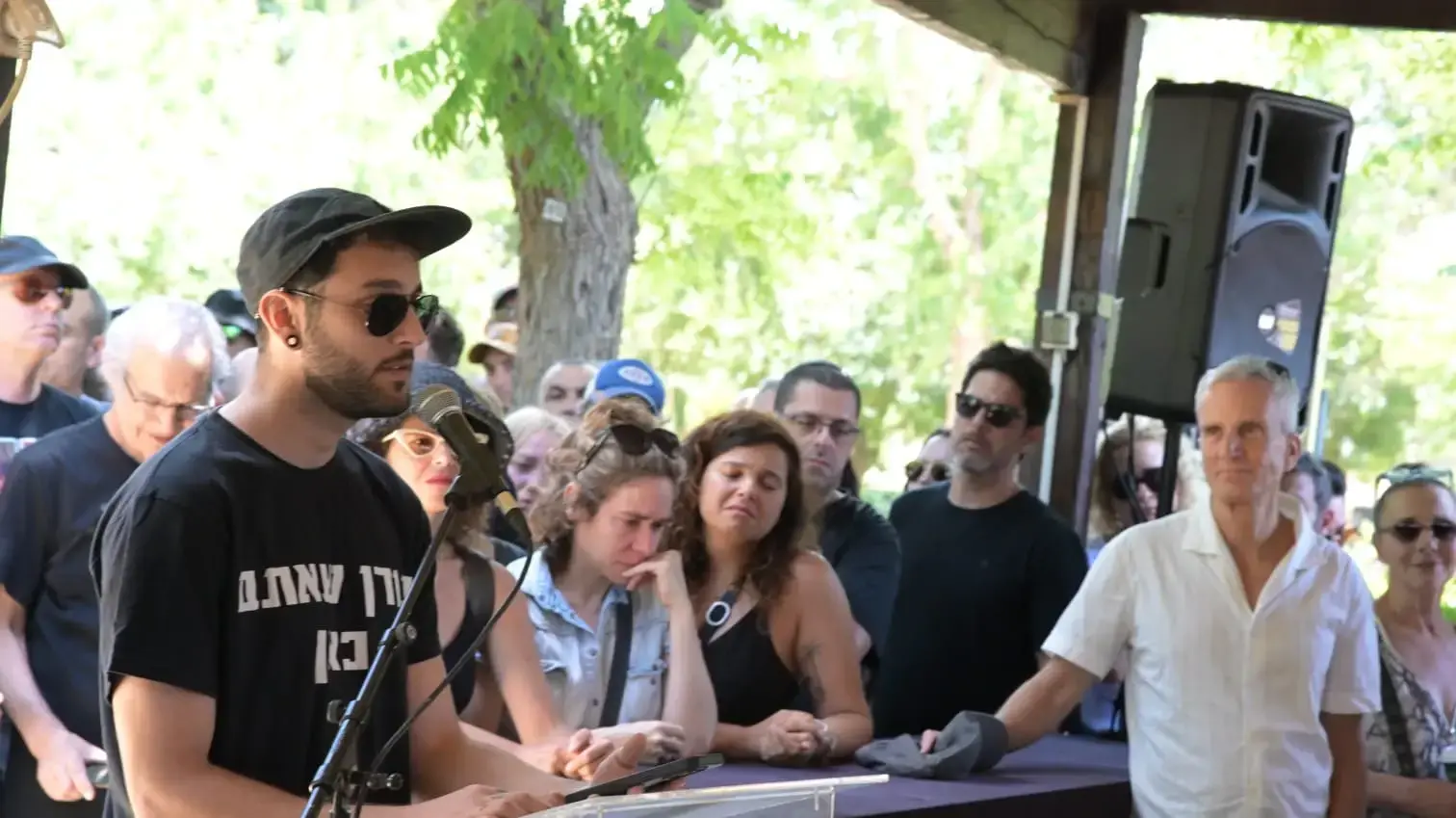 איתי תורן, בנו של המוזיקאי, היוצר והשחקן דן תורן, סופד לאביו בהלוויתו בבית העלמין מנוחה נכונה בכפר סבא, 31 במאי 2024 איתי תורן, בנו של המוזיקאי, היוצר והשחקן דן תורן, סופד לאביו בהלוויתו בבית העלמין מנוחה נכונה בכפר סבא, 31 במאי 2024