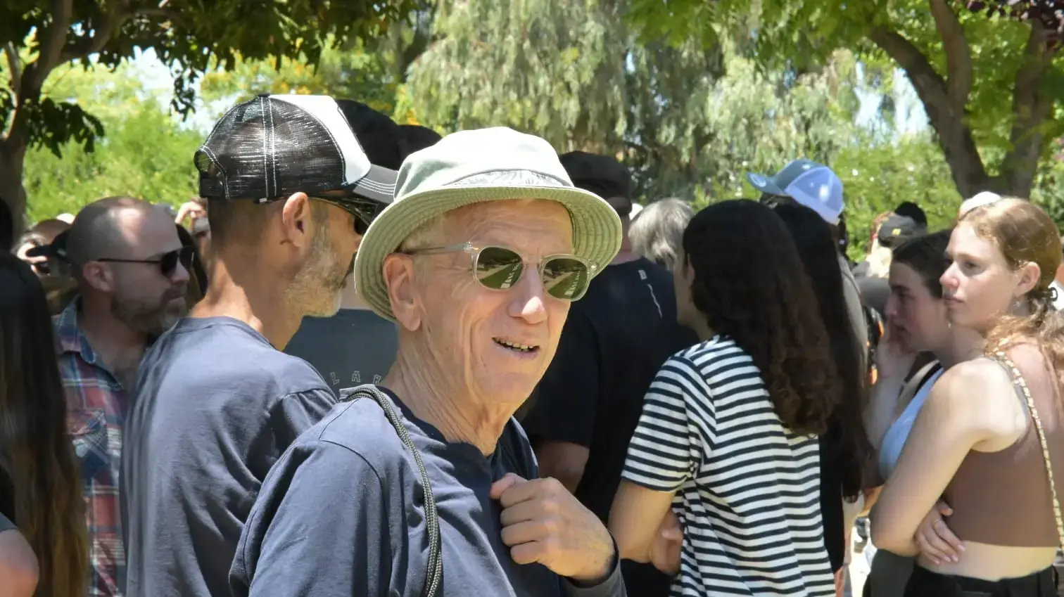 מוני מושונוב בהלוויתו של המוזיקאי, הזמר והשחקן דן תורן, בבית העלמין מנוחה נכונה בכפר סבא, 31 במאי 2024 מוני מושונוב בהלוויתו של המוזיקאי, הזמר והשחקן דן תורן, בבית העלמין מנוחה נכונה בכפר סבא, 31 במאי 2024