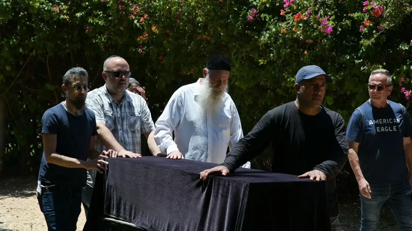 הלוויתו של המוזיקאי, הזמר והשחקן דן תורן, בבית העלמין מנוחה נכונה בכפר סבא, 31 במאי 2024 הלוויתו של המוזיקאי, הזמר והשחקן דן תורן, בבית העלמין מנוחה נכונה בכפר סבא, 31 במאי 2024