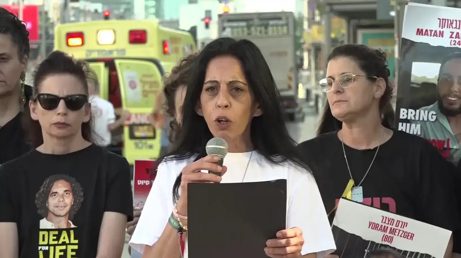 עינב צנגאוקר, בנה מתן צנגאוקר חטוף בעזה , בהצהרה למען החזרת החטופים,שער בגין, 1 ביוני 2024 עינב צנגאוקר, בנה מתן צנגאוקר חטוף בעזה , בהצהרה למען החזרת החטופים,שער בגין, 1 ביוני 2024