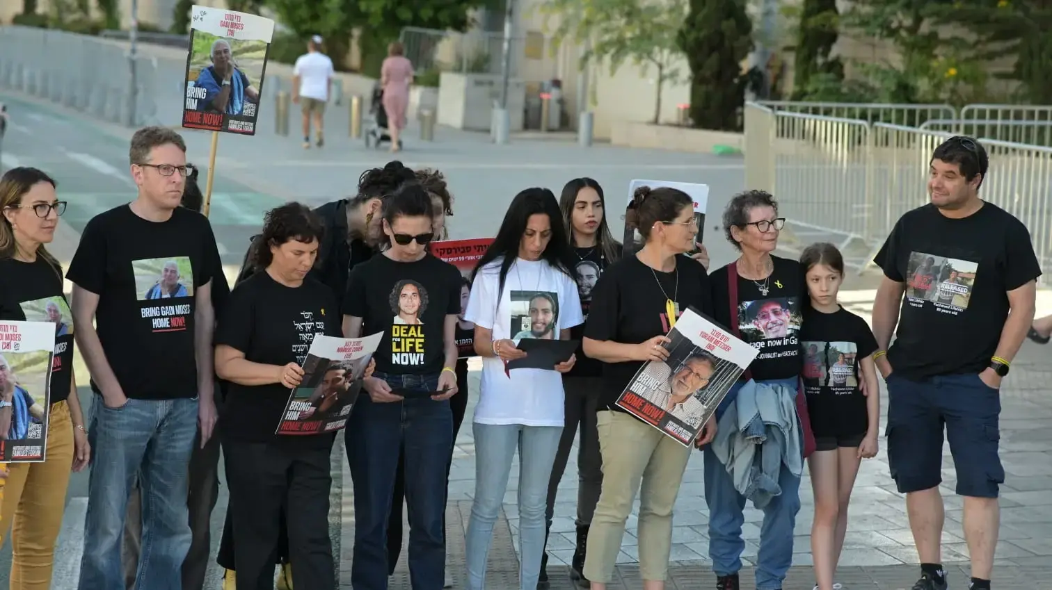 משפחות החטופים בהצהרה לתקשורת, שער בגין, 1 ביוני 2024 משפחות החטופים בהצהרה לתקשורת, שער בגין, 1 ביוני 2024