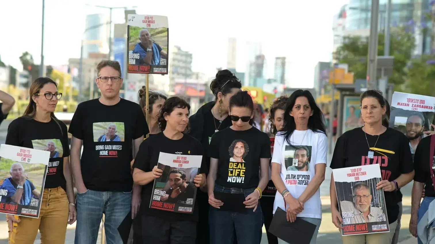 משפחות החטופים בהצהרה לתקשורת, שער בגין, 1 ביוני 2024 משפחות החטופים בהצהרה לתקשורת, שער בגין, 1 ביוני 2024