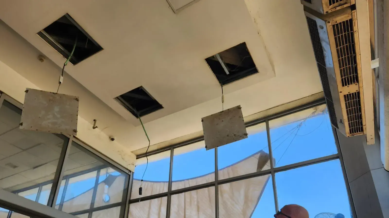 סעיד, השומר של קניון נחמיה, מביט בתקרה שנפגעה מהדף התפוצצות הטילים סעיד, השומר של קניון נחמיה, מביט בתקרה שנפגעה מהדף התפוצצות הטילים