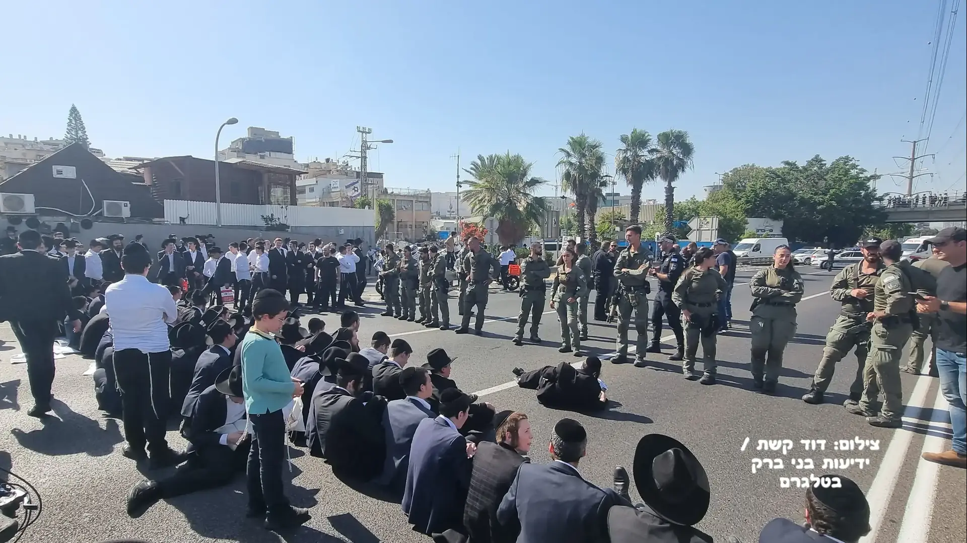 מפגינים חרדים בכביש 4 ליד מחלף גהה