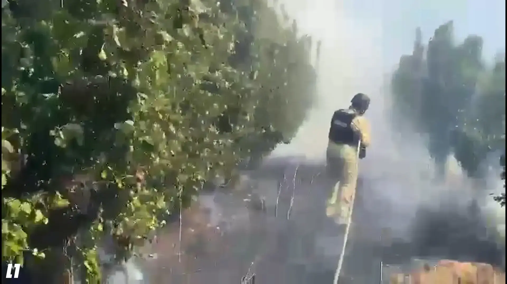אחרי הרקטות לצפון: צוותי הכיבוי נאבקים בשריפות אחרי הרקטות לצפון: צוותי הכיבוי נאבקים בשריפות