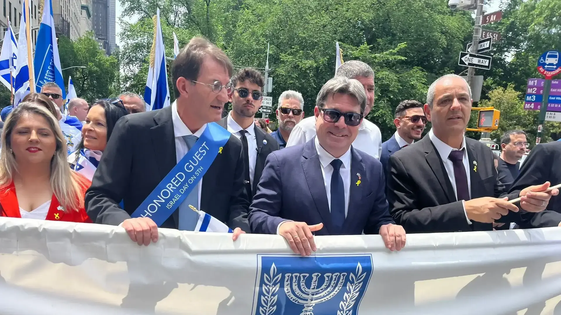מצעד ישראל השנתי בניו יורק בהובלתם של למעלה מ-70 בני משפחות חטופים.2 ביוני2024 מצעד ישראל השנתי בניו יורק בהובלתם של למעלה מ-70 בני משפחות חטופים.2 ביוני2024