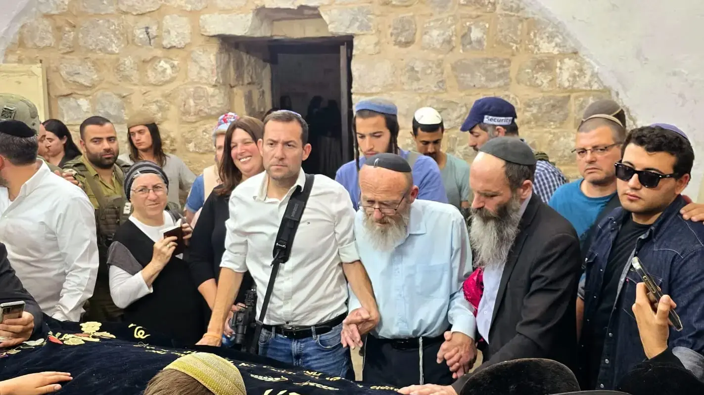 ראש המועצה האזורית שומרון, יוסי דגן, עם משפחות שכולות ופצועים בקבר יוסף בשכם, 3 ביוני 2024 ראש המועצה האזורית שומרון, יוסי דגן, עם משפחות שכולות ופצועים בקבר יוסף בשכם, 3 ביוני 2024